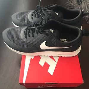 Black nike air max thea